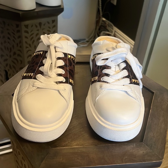 💎1 hour sale. JLO, slip on sneakers, leopard & metallic stud detail - Picture 2 of 9